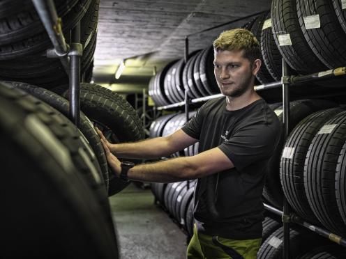 Reifenhotel in der Autobahn-Garage Zwahlen & Wieser AG Lyss